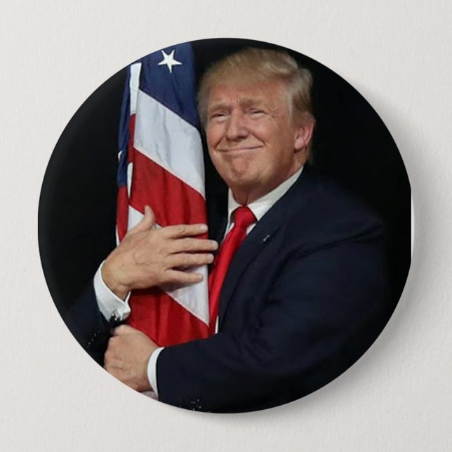 Trump im Jahr 2020, der die Fahne umarmt Button (Vorderseite)