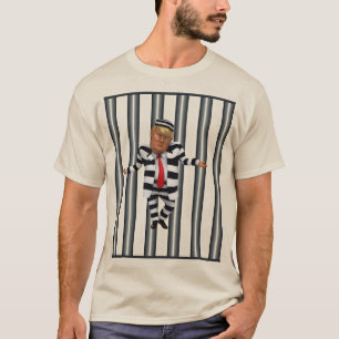 Trump im T - Shirt der Gefängniswärter