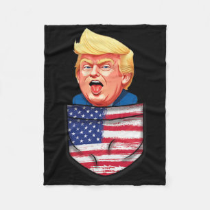 Trump in Tasche USA-Flagge Lustiger Trump 2024 Pat Fleecedecke