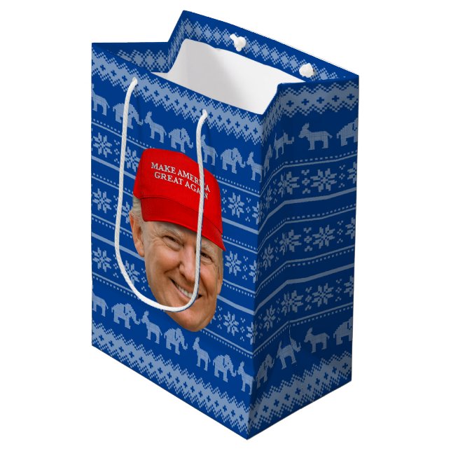 TRUMP MAGA Weihnachten Mittlere Geschenktüte (Vorderseite Schrägansicht)