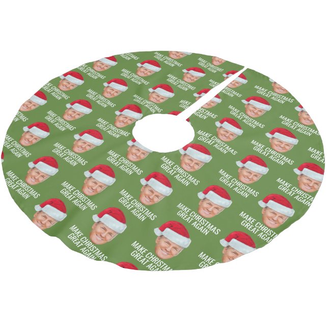 Trump mit Weihnachtsmannmütze - Weihnachten wieder Polyester Weihnachtsbaumdecke (Schrägansicht)