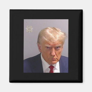 Trump Mugshot T-Shirt - Ikonisch und lustig Magnet