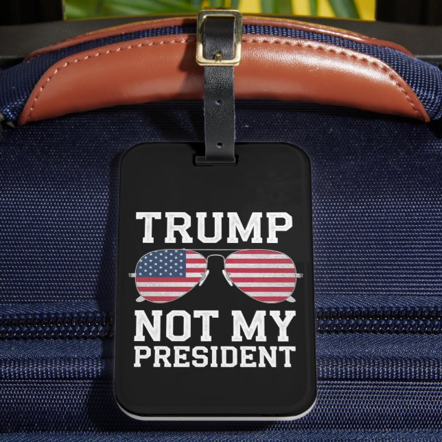 Trump nicht mein Präsident gegen Trump Gepäckanhänger (Vorderseite Insitu 2)