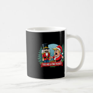 Trump Santa Claus mit Nutcracker essen sie Kaffeetasse
