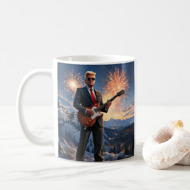 Trump spielt elektrische Gitarre Mount Rushmore MA Kaffeetasse (Mit Donut)