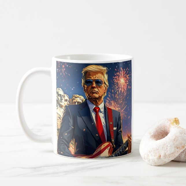 Trump spielt elektrische Gitarre Mount Rushmore MA Kaffeetasse (Mit Donut)