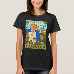 Trump Tarot Karte Der Narr erhebt Zoll auf Pinguin T-Shirt