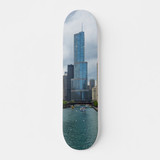 Trump Tower Chicago River Skateboard (Vorne)