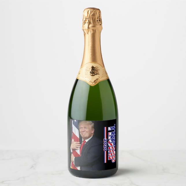 Trump umarmt die Fahne der USA (Vorderseite)