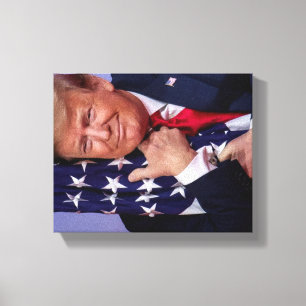 TRUMP umarmt die Flagge Leinwanddruck