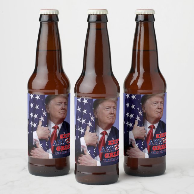 Trump umarmt die Flagge - Trump 2020 Bierflaschenetikett (Flaschen)