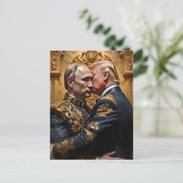 Trump und Putin Embrace Postkarte (Stehend Vorderseite)