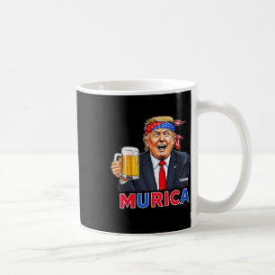 Trump verdient den 4. Juli wieder und Trump trinkt Kaffeetasse