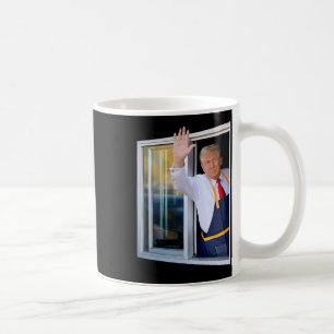 Trump Waving Drive Thru Window Trump im Dienste Fr Kaffeetasse