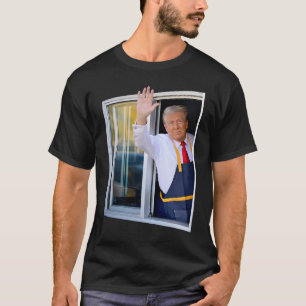 Trump Waving Drive Thru Window Trump im Dienste Fr T-Shirt