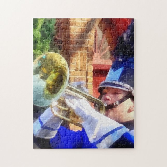 Trumpet-Spieler in der Marching-Band (Vertikal)