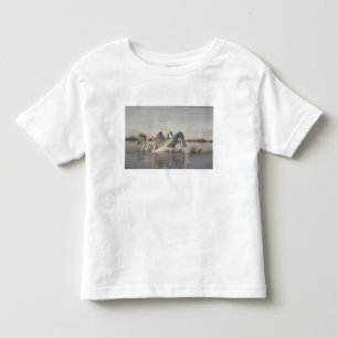 Trumpeter Swans im Madison River im Winter Kleinkind T-shirt