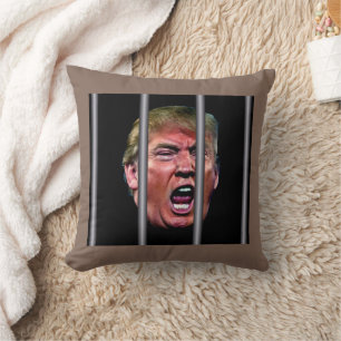 Trumps glänzender Kopf hinter Gefängnisbars Kissen