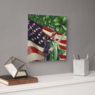 Trumps St. Paddy Quadratische Wanduhr