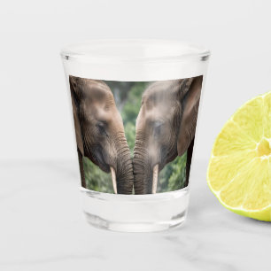 "Trunk to Trunk: Eine sanfte ElefantenEmbrace" Schnapsglas