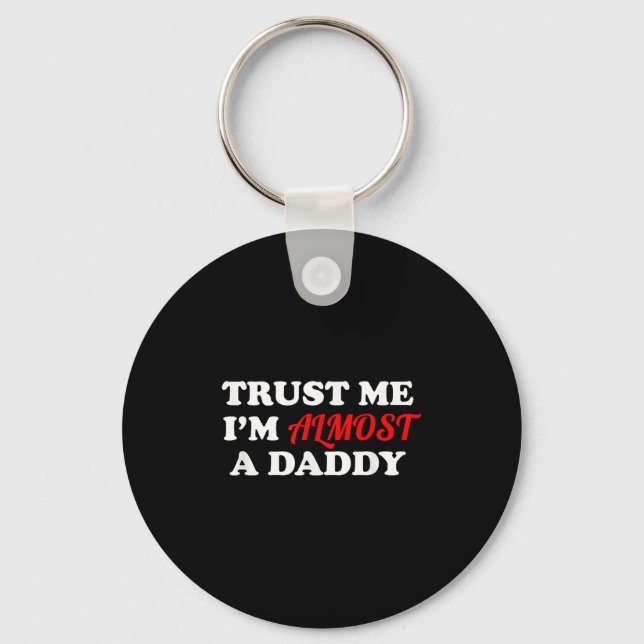 Trust Me I'm Almost A Daddy Funny Father's Day Mem Schlüsselanhänger (Vorderseite)