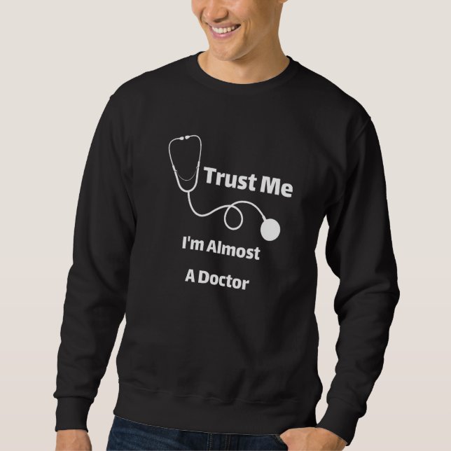 Trust Me I'm Almost A Doctor Funny Students Premiu Sweatshirt (Vorderseite)