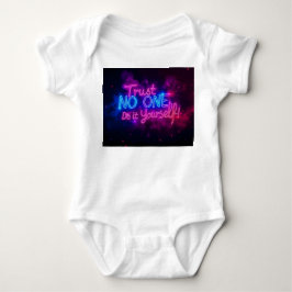 Trust No One – Do It Yourself Neon Motivational Qu Baby Strampler