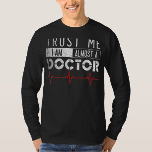 Trusts mir, ich bin fast Doktor Medical Student T-Shirt