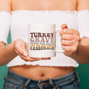 Truthahn-Gravy-Bohnen und Brötchen zum Erntedankfe Zweifarbige Tasse