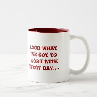 TRUTHÄHNE BEI DER ARBEIT ZWEIFARBIGE TASSE