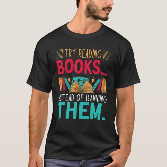 try reading books instead of banning them Groovy B T-Shirt (Vorderseite)
