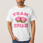 Tshirts, Hoodies, Tasse, Geschenke T-Shirt<br><div class="desc">Team Cupcake! Was für ein cooles Design, perfekt für Bäckereiarbeiter, Küchenmitarbeiter oder alle, die Kuchen Lieben! In rosa Schrift mit zwei leckeren Kuchen mattiert in rosa. Fügen Sie Text hinzu, z. B. den Namen Ihrer Bäckerei oder Konditorwerkstatt oder einen Teamnamen. Erhältlich bei Erwachsenen- und Kindertoiletten, Bio T-Shirts, Hoodies, Totentaschen, Schweiß,...</div>
