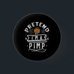 Tu so, als wäre ich ein Pimp Funny Halloween Kostü Button<br><div class="desc">halloween, 2021, Geschenkideen, halloween Kostüm, Trick oder Leckerbissen, passende Familie, Party, Happy, Skelett, Kürbis, Geist, Spaß, Zombie,  beängstigend, Kürbis, Geburtstag, spooky, Horror, Schwarz, Hexe, Schädel, Spaß, Vintag, Retro, Geschenke Vorgeben Ich bin ein Pimp Funny Halloween Costume Gift</div>