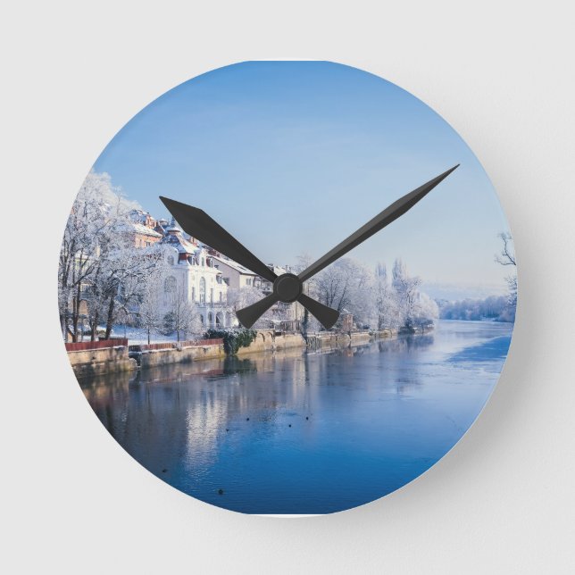 Tübingen, Deutschland nach Schneefall Runde Wanduhr (Vorderseite)