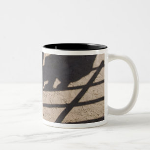 Tucson, Arizona: Schatten von Rodeo-Teilnehmern Zweifarbige Tasse