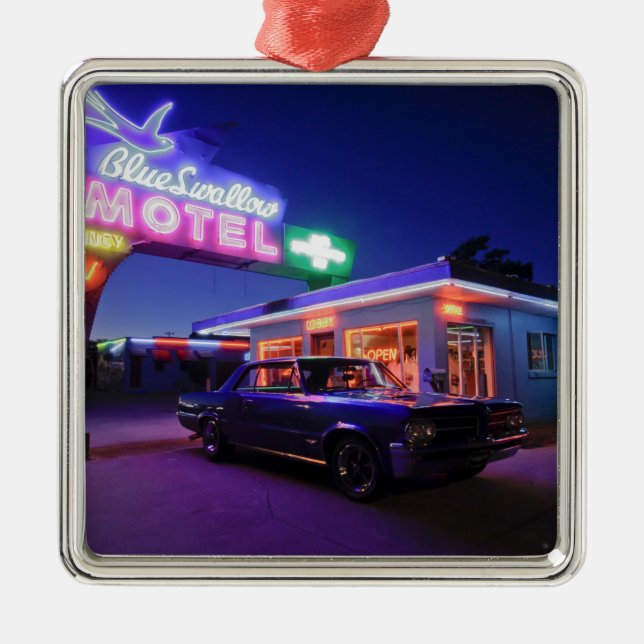 Tucumcari, New Mexiko, Vereinigte Staaten. Weg 66 Silbernes Ornament (Vorne)