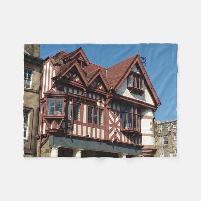 Tudor oak frame Gebäude, Edinburgh, Schottland Fleecedecke (Vorderseite (Horizontal))