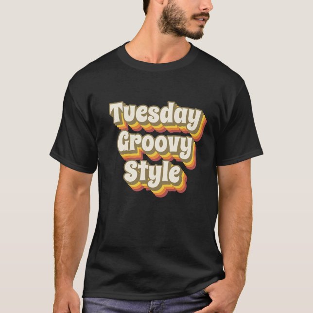 Tuesday Groovy Style 70er Retro Design T-Shirt (Vorderseite)