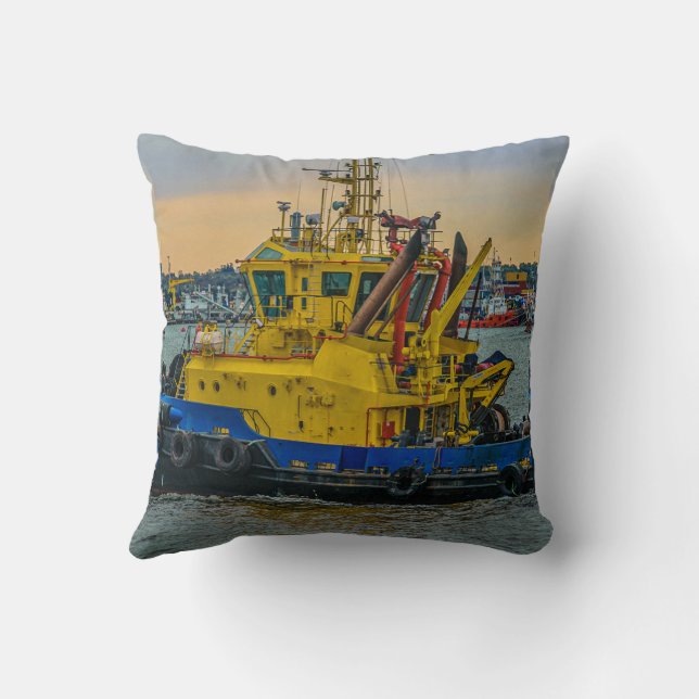 Tugboat segeln am Fluss, montevideo, uruguay Kissen (Rückseite)