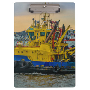 Tugboat segeln am Fluss, montevideo, uruguay Klemmbrett