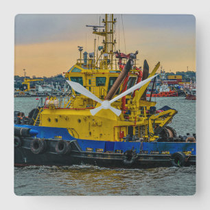 Tugboat segeln am Fluss, montevideo, uruguay Quadratische Wanduhr