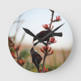 Tui-Vögel auf Neuseeland-Flachs Runde Wanduhr