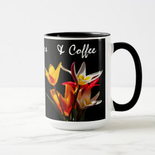Tulip-Blume vor schwarzem Hintergrund Tasse