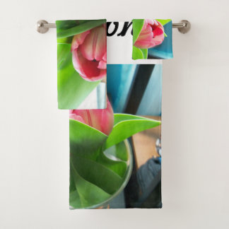 Tulipes roses sur un ensemble de serviettes de bai