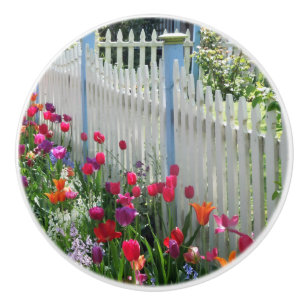 Tulpegartenweiß-Pfostenzaun Cape May NJ Foto Keramikknauf