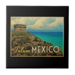 Tulum Mexico Fliese<br><div class="desc">Die Maya-Ruinen von Tulum,  Mexiko,  auf der Yucatan-Halbinsel werden durch das reizende,  grün-blaue Wasser des karibischen Meeres in diesem Vintage-Reise-Bild ergänzt.</div>