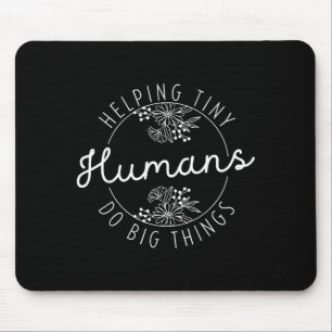 Tun Frauen, die winzigen Menschen helfen, große Di Mousepad