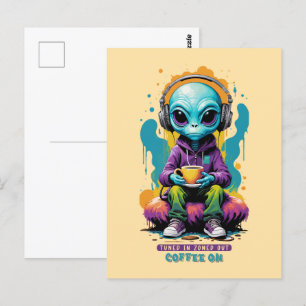 Tuned in Zoned out Coffee On   Niedliche Alien Art Postkarte