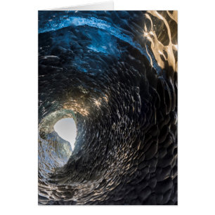 Tunnel à travers une grotte de glace, île