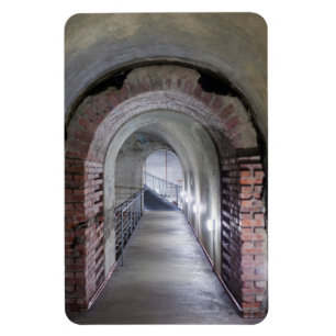 Tunnel in einem Nazi-Luftschutzbunker Magnet
